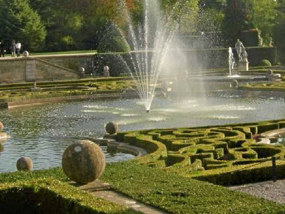 Fountain and maze in the vast landscaped gardens. Fountain and maze in the vast landscaped gardens.